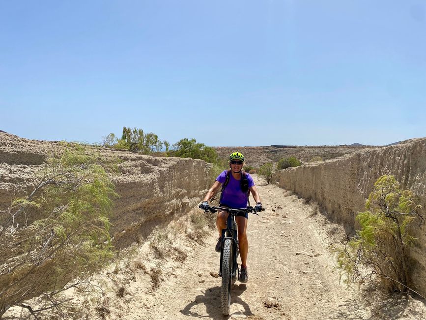 Every now and then we get on the bike - here in the hinterland of El Medano in the midday heat (it always takes a while until we get off the farm...)