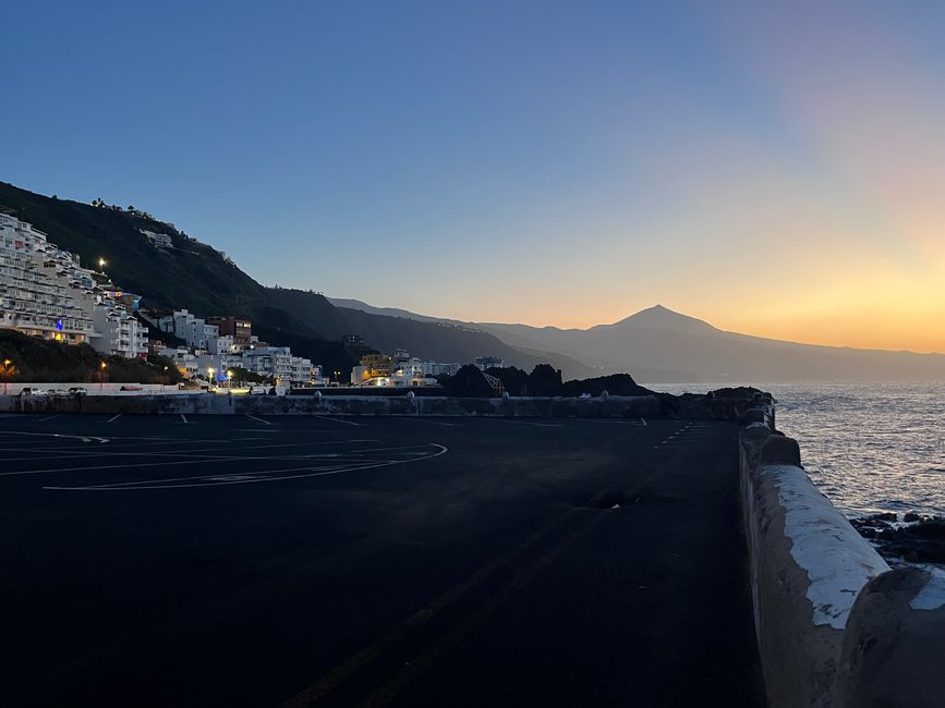 Christmas Eve in El Pris - the sun sets behind Teide...