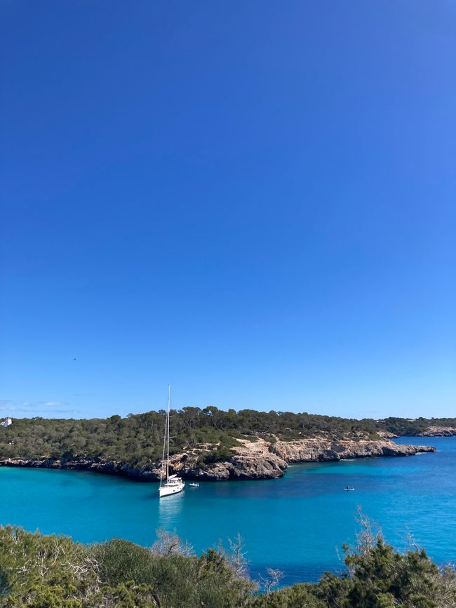 Cala Mondrago-es wird angebadet