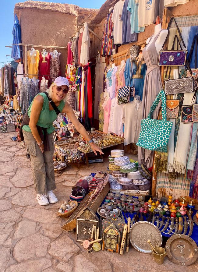 Susi in shopping mood at one of the countless souvenir vendors in Ait Ben Haddou