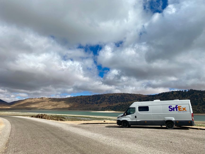 A brief and cold break at the dam lake Lac Aguelmane