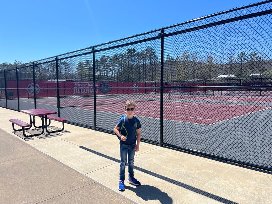 Davanti ai campi da tennis