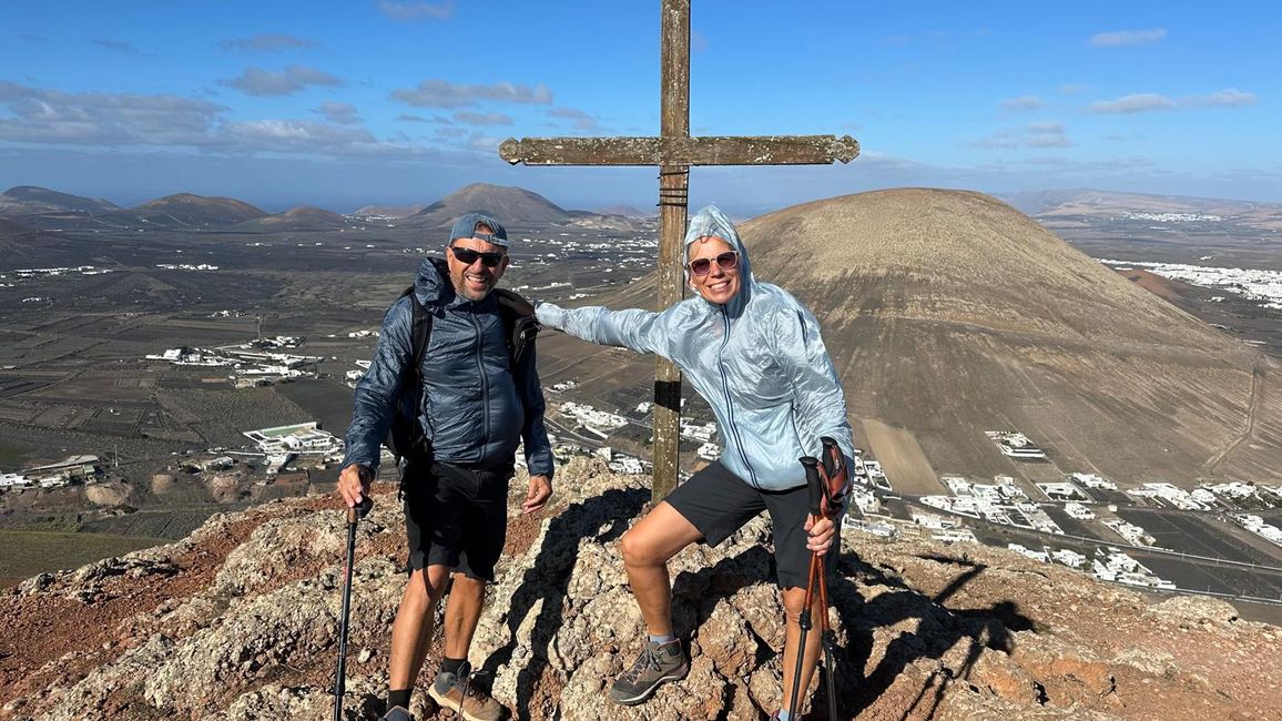 Caminata en un estrecho cañón de arenisca formado por erosión