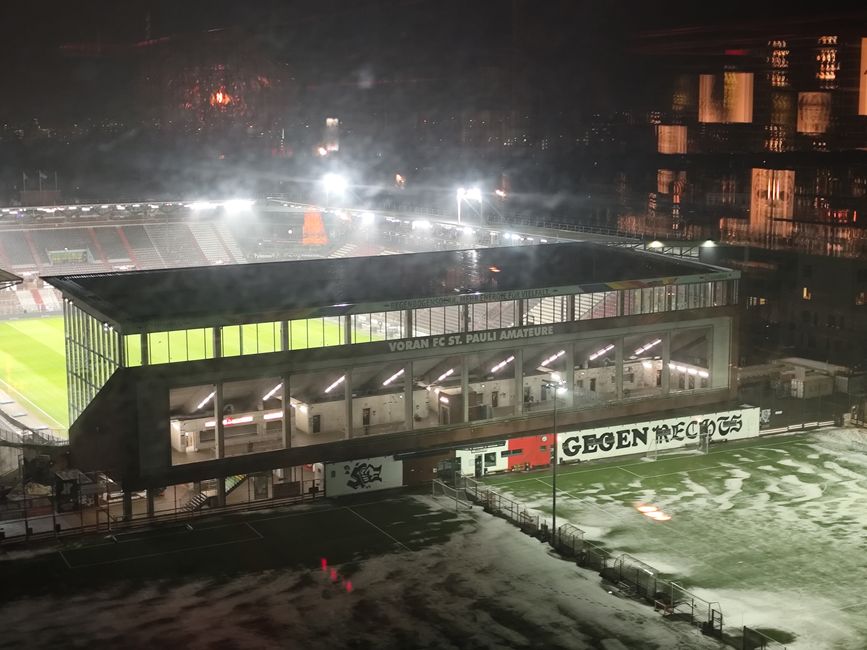 Hamburg St Pauli - une expérience ! Au musical , Tarzan', je n'ai pas pu entrer. Mais à l'hôtel, Der Bunker', juste à côté du stade de St. Pauli, c'était vraiment quelque chose de spécial ! La promenade au bord de l'Aussenalster a ensuite été😆😉😊