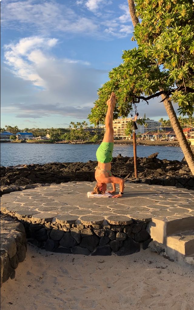 Juego de yoga con Sirsana