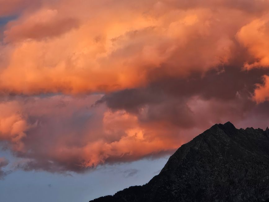Abendglühen über den Bergen