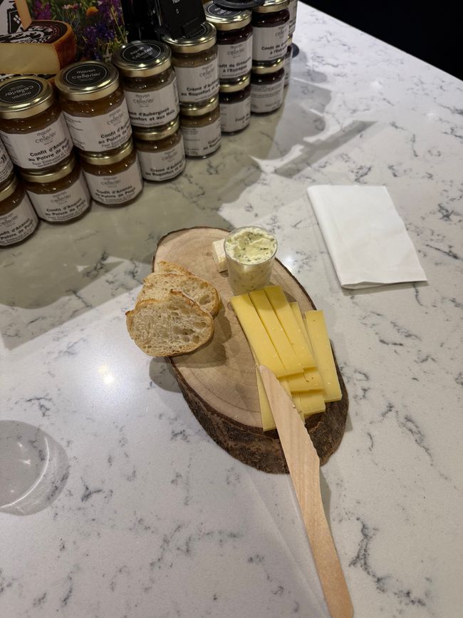 Degustazione di formaggi a Les Halles de Lyon Paul Bocuse