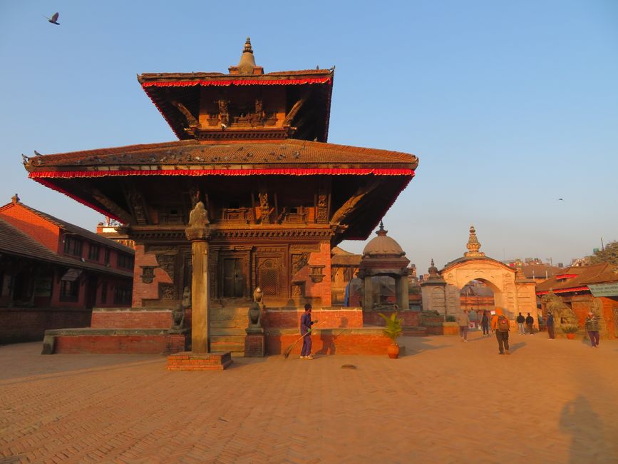 Blick auf einen Platz und das Stadttor Bhaktapurs.