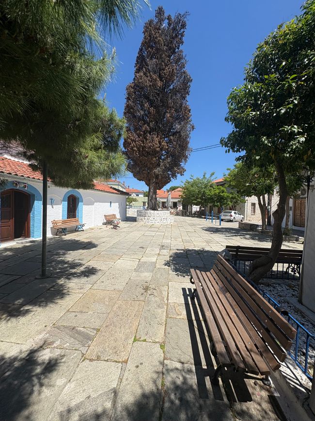 ....gran día con pueblo montañés y localidad costera....