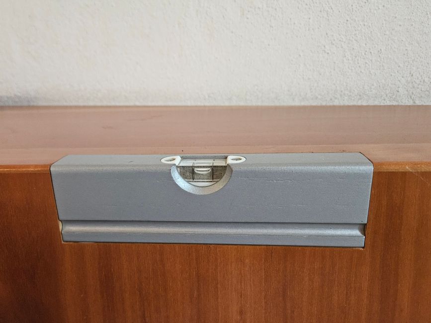 Wasserwaage am Bett des Schiefen Hauses