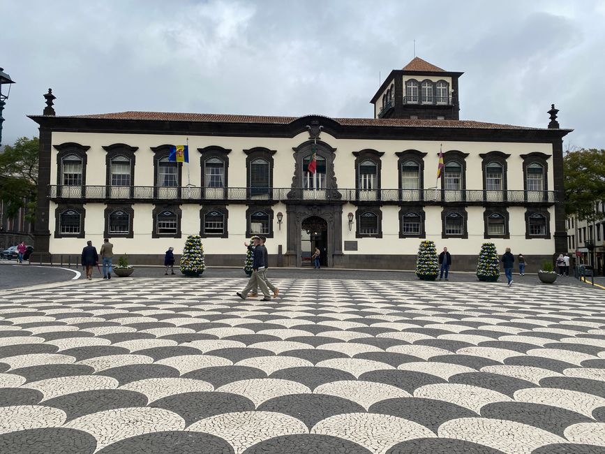 Das Rathaus mit dem großen Platz davor