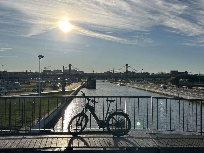 Das Bike hat eine Brücke über "Kanal" fast geschafft.