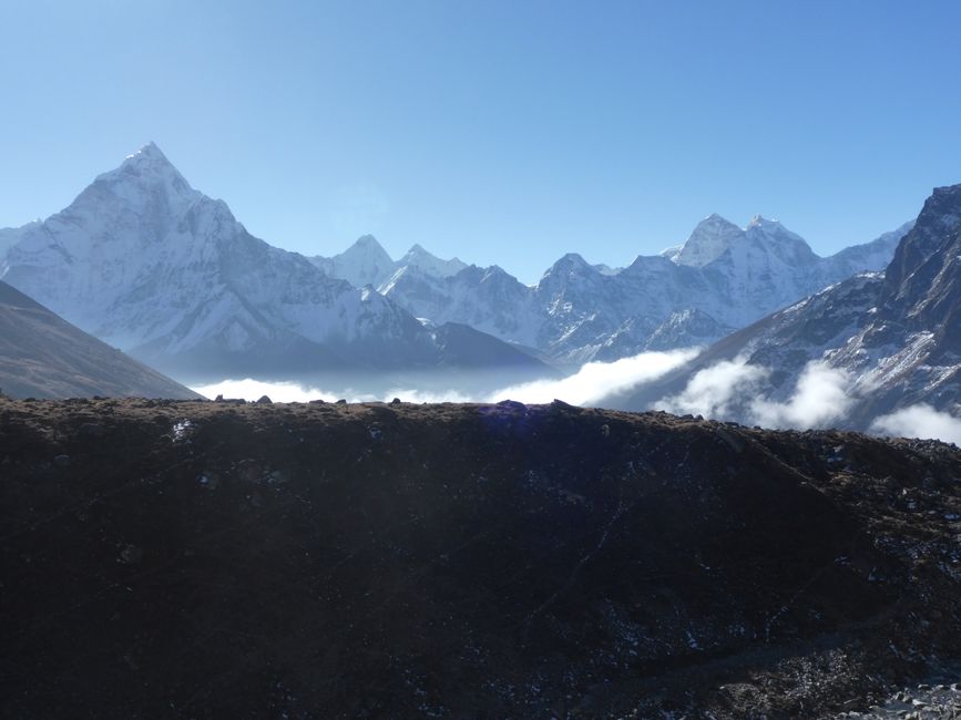 Es geht am Hang entlang mit Blick aus Khumjung Tal