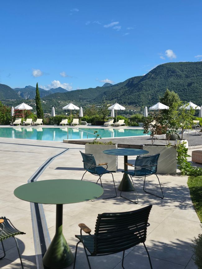 Bain de soleil au bord de la piscine