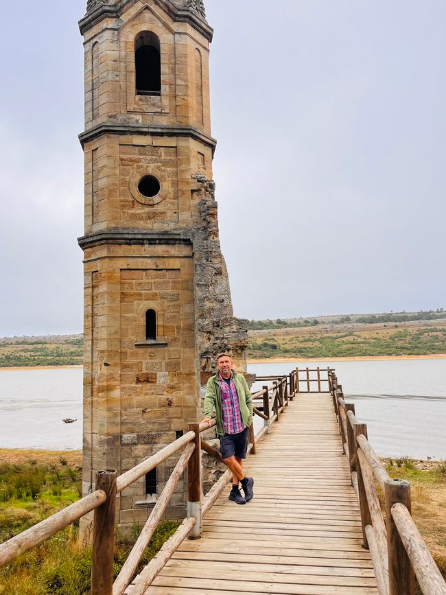 De los pueblos sumergidos, solo un campanario sobresale del lago