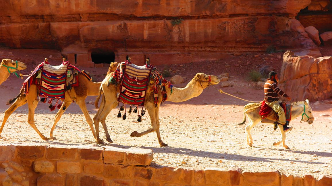 Puentes de roca no son raros en Wadi Rum.