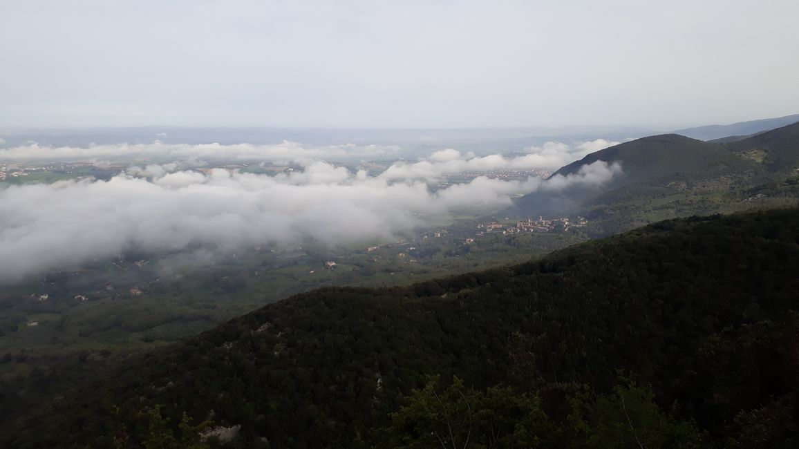 Der Blick von Romita di Cesi übers Land, heute mit Nebelschwaden