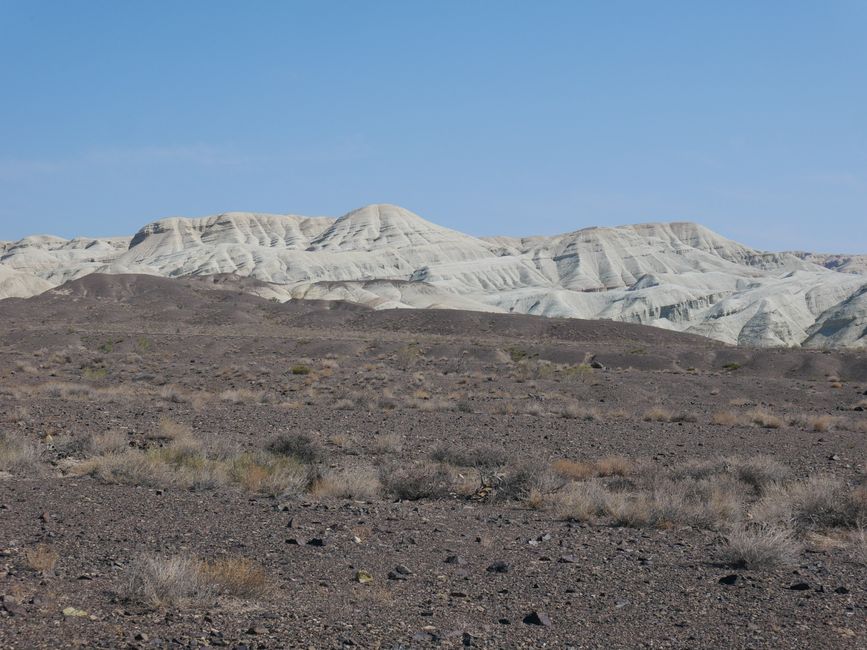 Un ultimo sguardo alle propaggini dei Monti Aktau