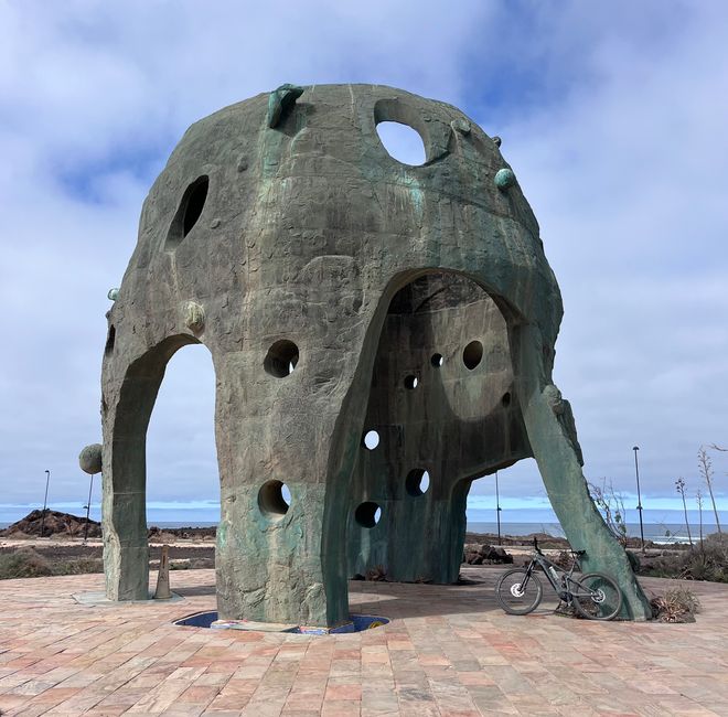 Susi on tour vor dem Denkmal für ...? Aber imposant!
