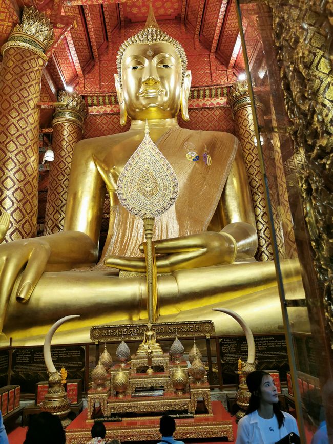 Gigantesco Buddha d'oro seduto ...