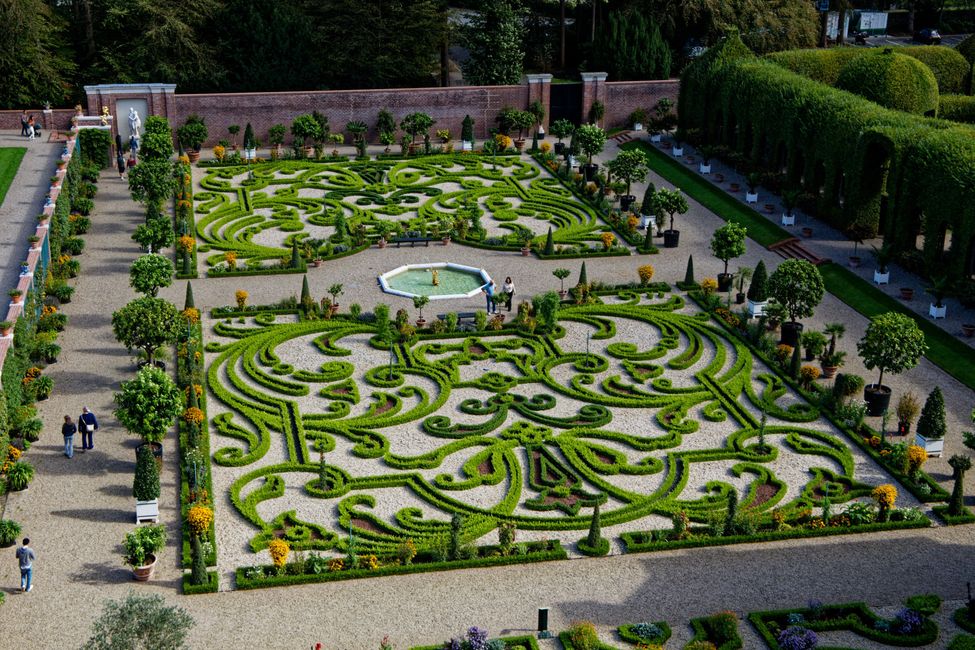 Barockschloss mit Prachtsgarten