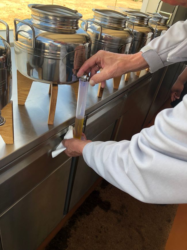 Jörg beim Abfüllen der eigenen Blend