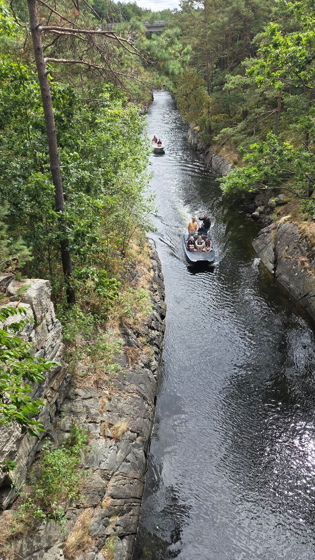 Boote fahren durch den engen Kanal