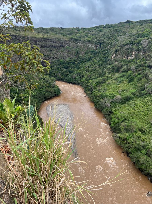 La vallée du Rio Magdalena devenait de plus en plus étroite