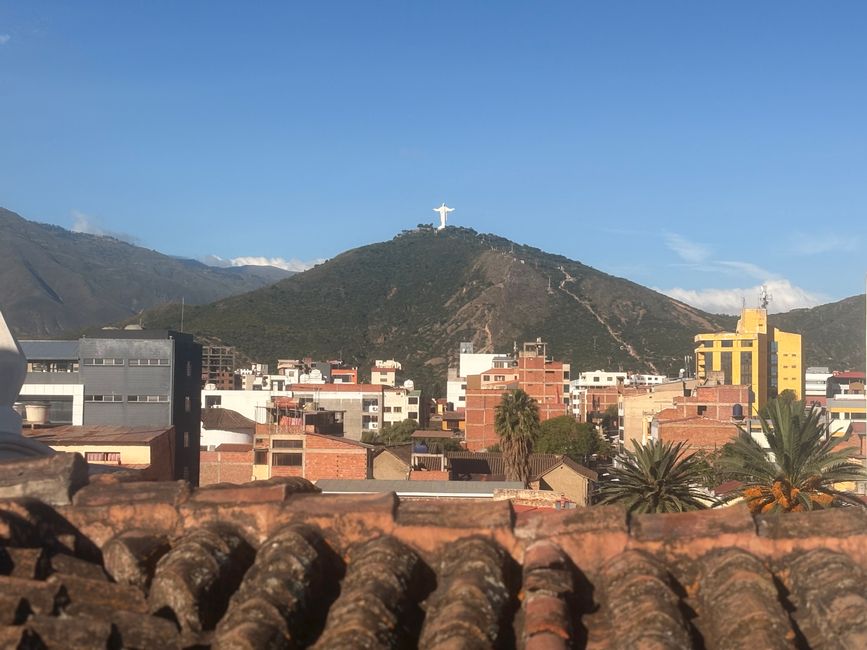 Il simbolo della città è questo Gesù alto 260 metri. Purtroppo la funivia per arrivarci è rotta e noi eravamo troppo deboli per andarci a piedi.