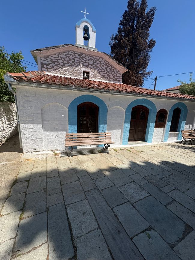 ...una giornata splendida con villaggio di montagna e paese sulla costa...