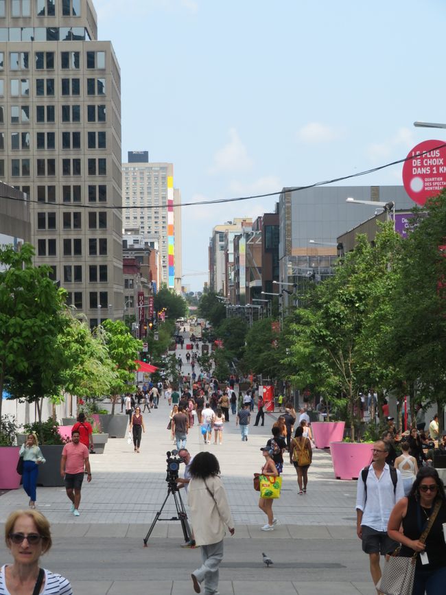 Rue St. Catherine en el centro de la ciudad