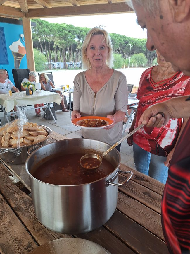 Gulaschsuppe mit Spätzle und Brot 