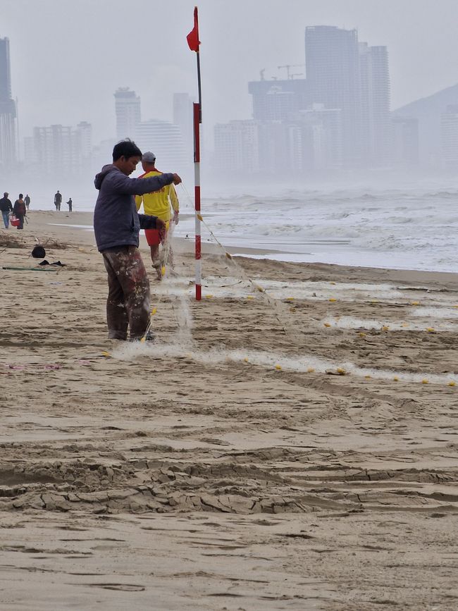 Vorüber die Flut.
Wer sah es wohl, du selig Land, 
wie dich die Welle überwand.