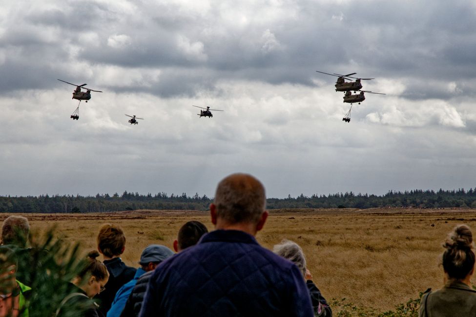 Flugzeuge und Fallschirmspringer