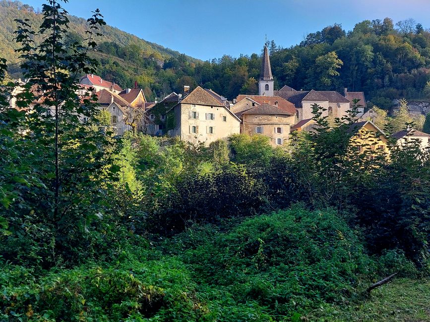 the charming village of Lods