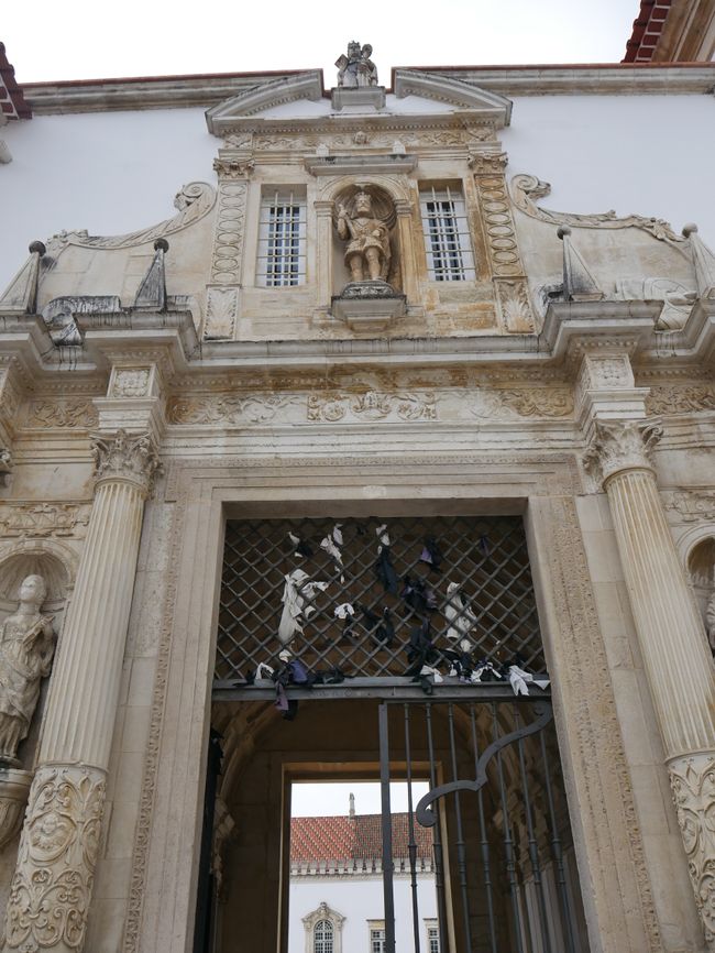 Die "Porta Férrea" bildet den Eingang zum alten Hof der Universität 