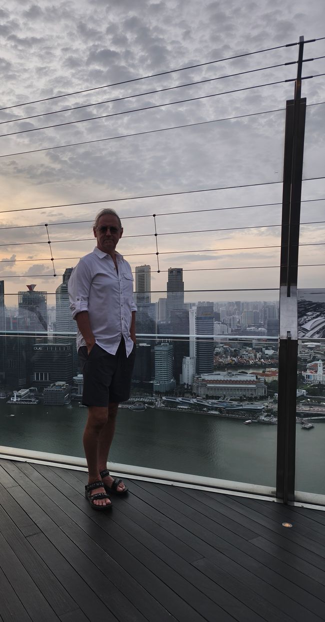 Auf dem SkyDeck des Hotels Marina Bay Sands