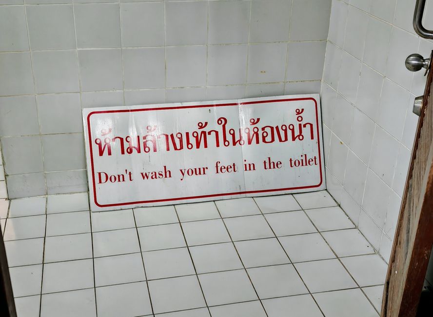 Warum auch immer man solche Schilder auf Toiletten stellt will ich gar nicht wissen