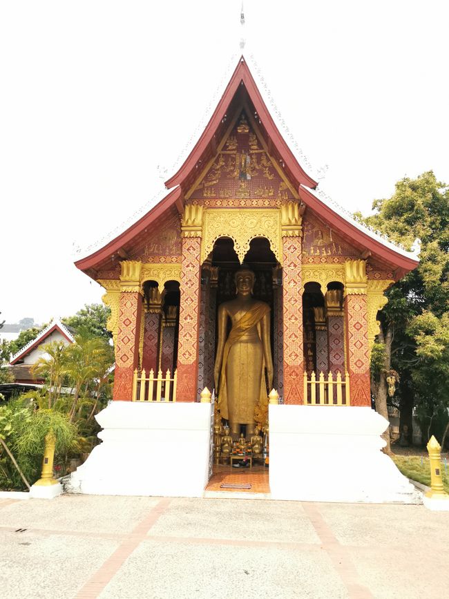 ... and every now and then cool walking monks through the temple complexes ...