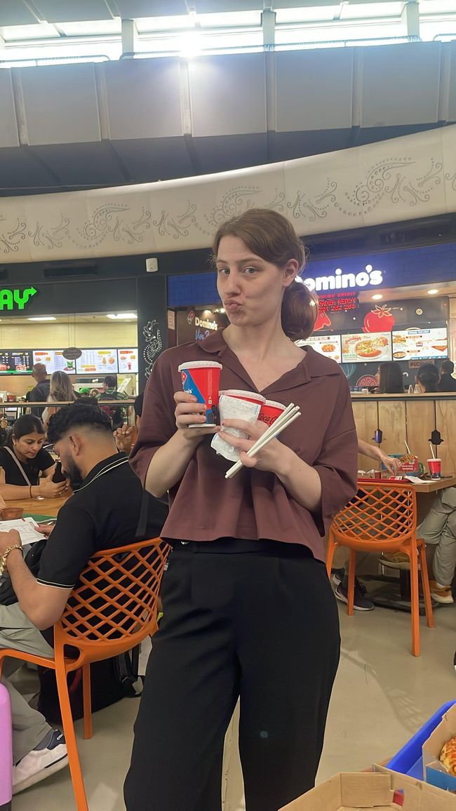 Festmahl am Flughafen in Delhi (Dominos)