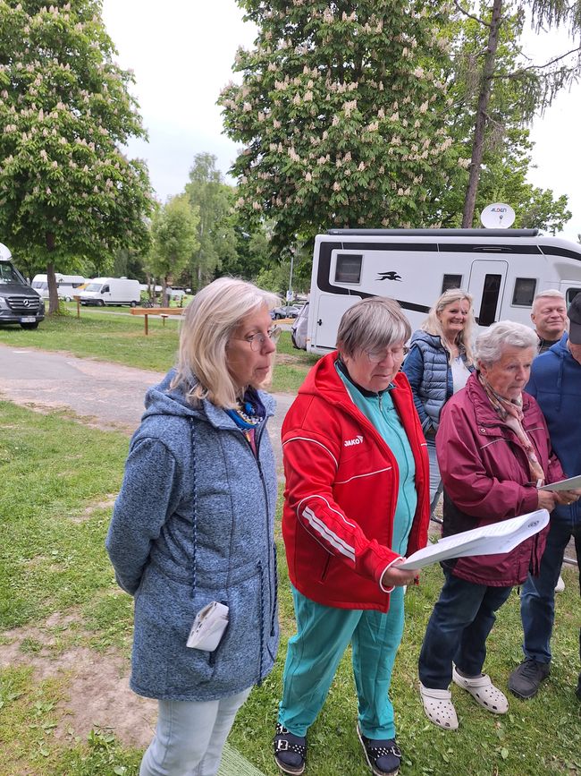 Ein neuer Camper wird beklebt
