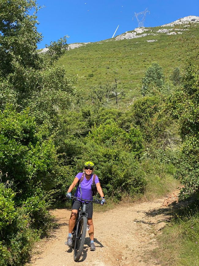 Schöne Biketour in den Kalksteinbergen um Porto de Mos