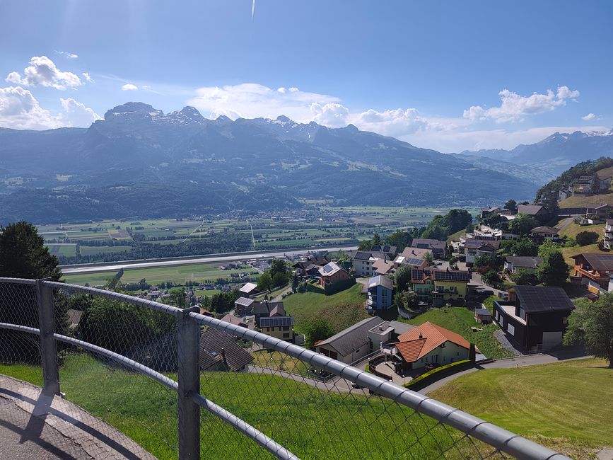 Liechtenstein - was für Aussichten und Berge🐶😃