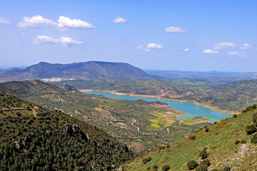 Grandiose Aussicht vom Taubenpass hinunter zum Stausee Embalse de Zanara Gastor. 
