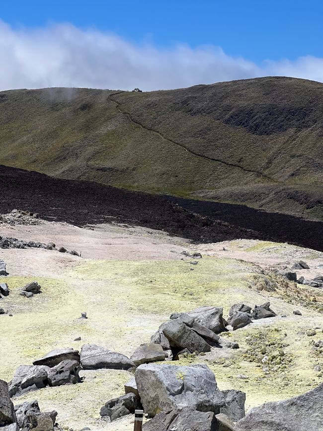 Der Blick zurück in die Caldera. Am Kraterrand ist der Trail gut zu sehen