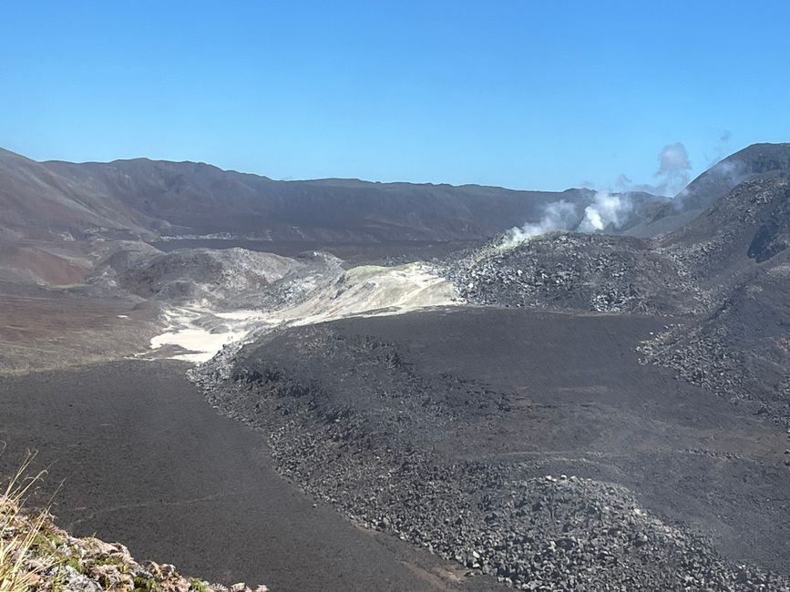 Hier nun der erste gute Blick auf die Caldera: vorne und hinten der Kraterrand. Die gesamte Caldera dürfte an die 9-10km Durchmesser haben. Hier rechts oben im dann die Minas de Azufre, ein Schwefelvulkan, unser Ziel.