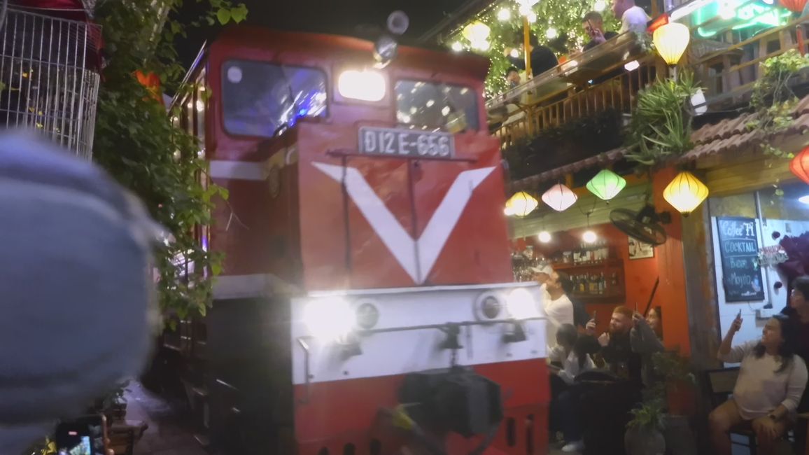 Le train arrive. Juste une locomotive.