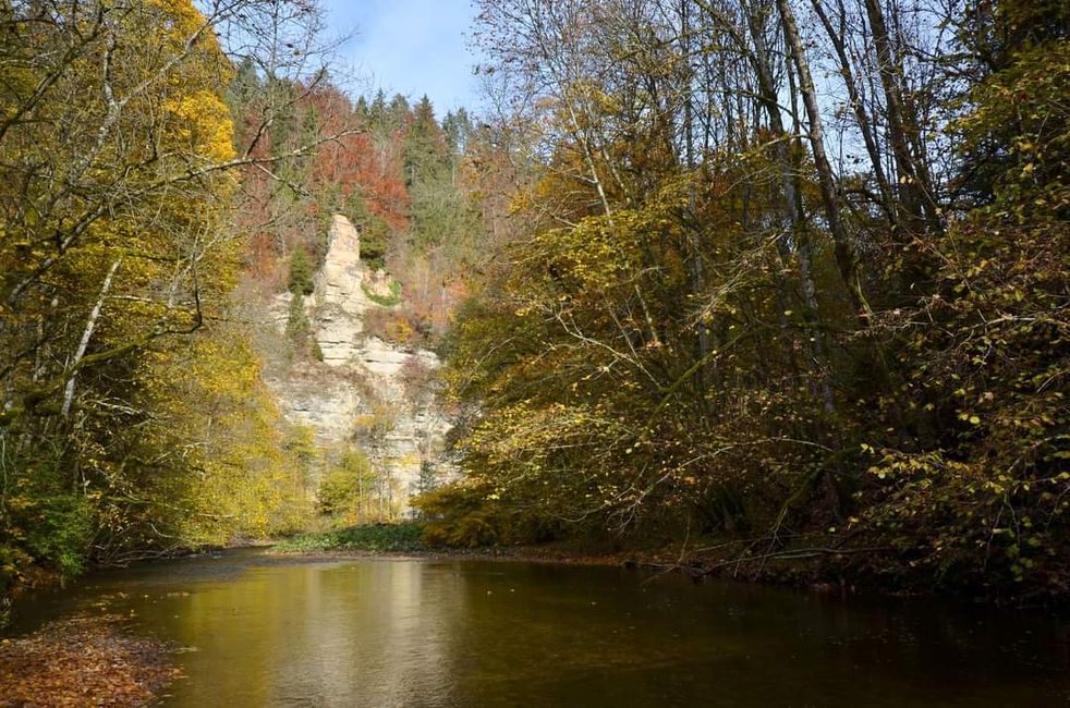 Senderismo de otoño en el Wutachschlucht: rojo, amarillo, naranja... ¡y tú en medio!