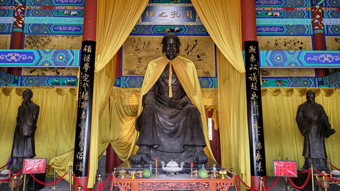 2023 Xunzi Mausoleum; Mitte Xunzi; links Li Si; rechts Han Feizi