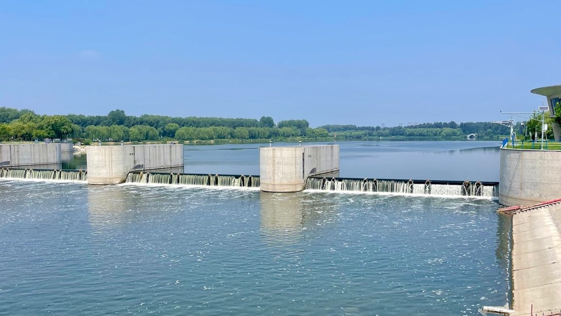 ...ein Wehr gegenüberliegend am Bei Yunhe River